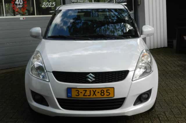 Suzuki Swift (2014) thumbnail 4