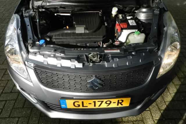 Suzuki Swift (2015) thumbnail 5