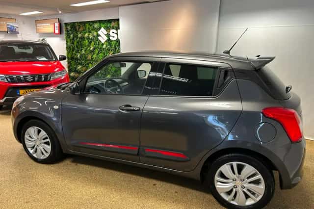 Suzuki Swift (2021) thumbnail 4