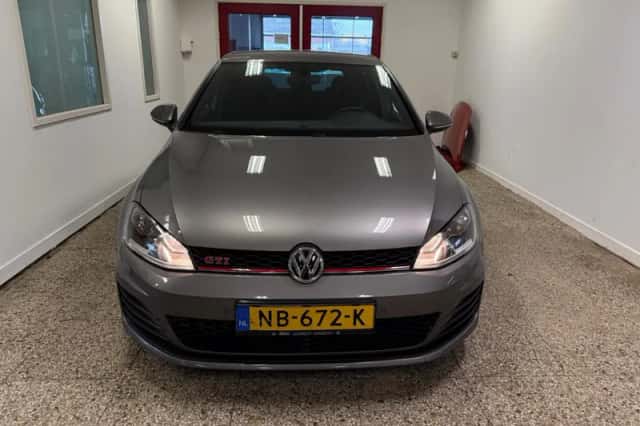 Volkswagen Golf (2017) thumbnail 2