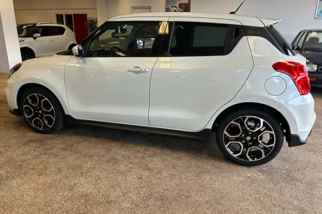 Suzuki Swift (2022) thumbnail 4