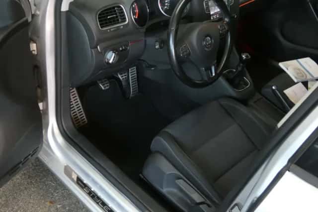 Volkswagen Golf (2011) thumbnail 3