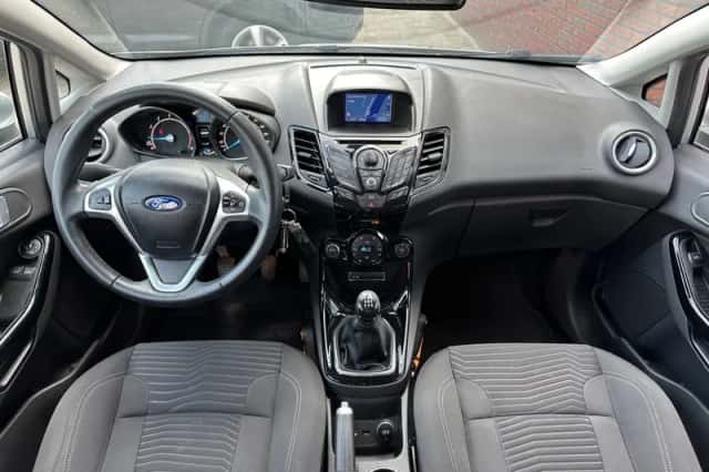 Ford Fiesta (2013) thumbnail 3