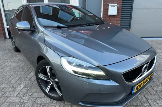 Volvo V40 (2016) thumbnail 1