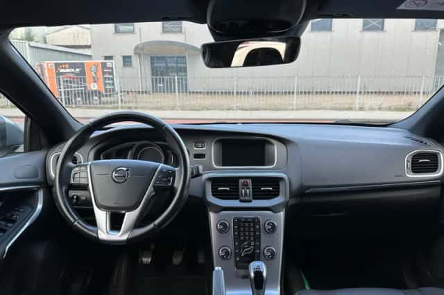 Volvo V40 (2016) thumbnail 3