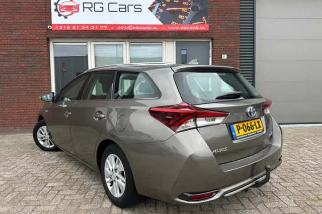 Toyota Auris (2017) thumbnail 2