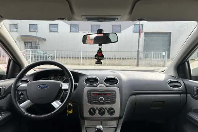 Ford Focus (2010) thumbnail 3