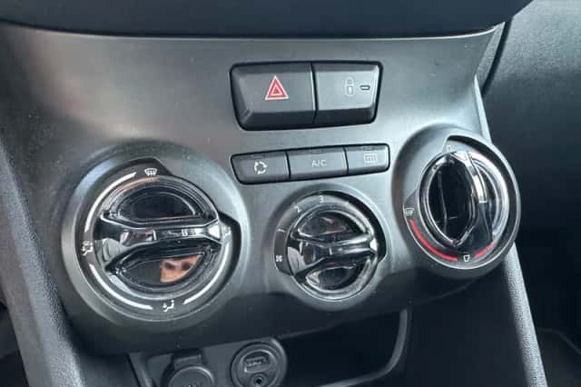 Peugeot 208 (2012) thumbnail 6