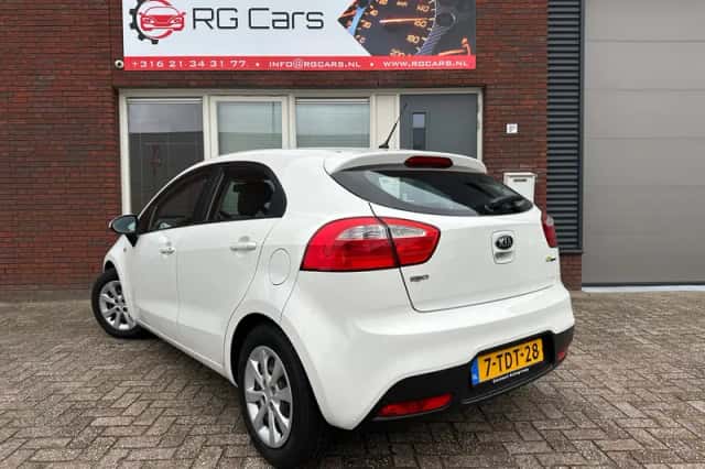 Kia Rio (2014) thumbnail 2