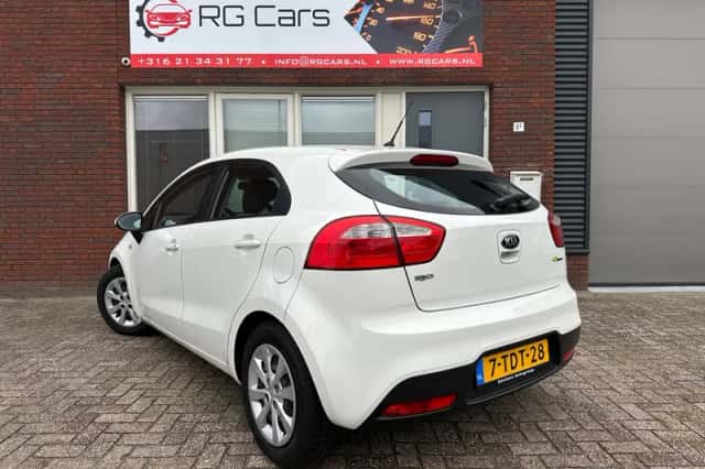 Kia Rio (2014) thumbnail 6