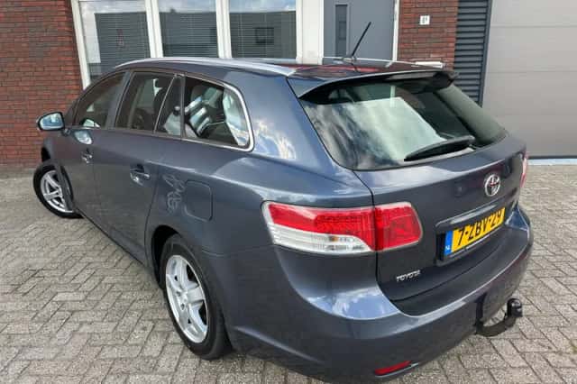 Toyota Avensis (2010) thumbnail 2