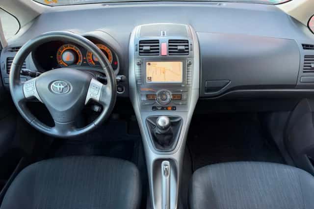 Toyota Auris (2007) thumbnail 3