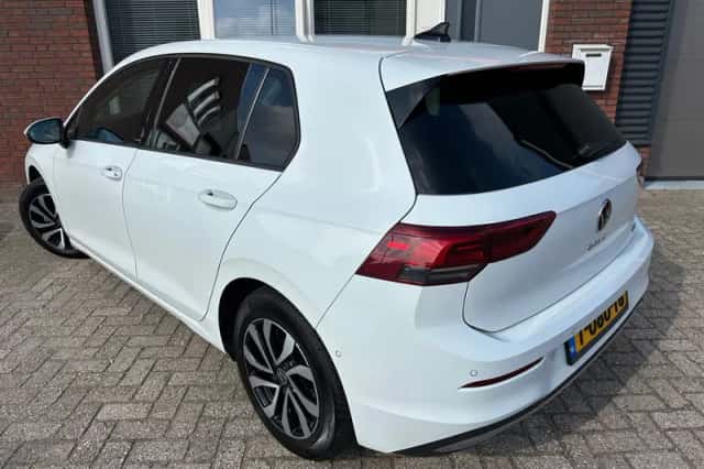 Volkswagen Golf (2021) thumbnail 2