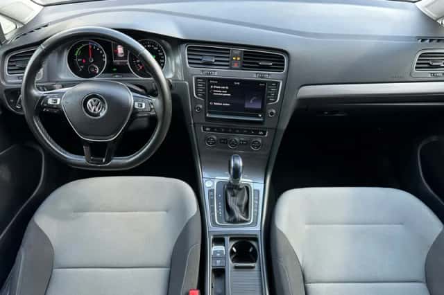 Volkswagen E-Golf (2015) thumbnail 3