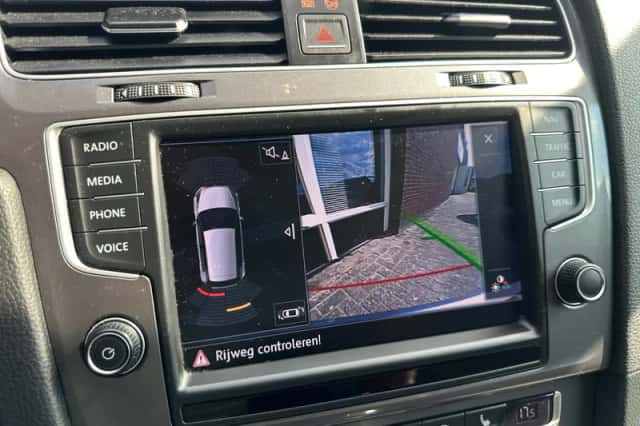 Volkswagen E-Golf (2015) thumbnail 5