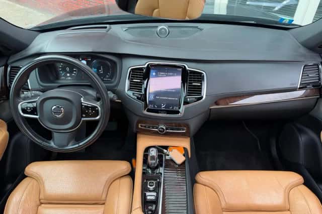 Volvo XC90 (2015) thumbnail 3