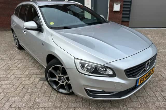Volvo V60 (2015) thumbnail 1