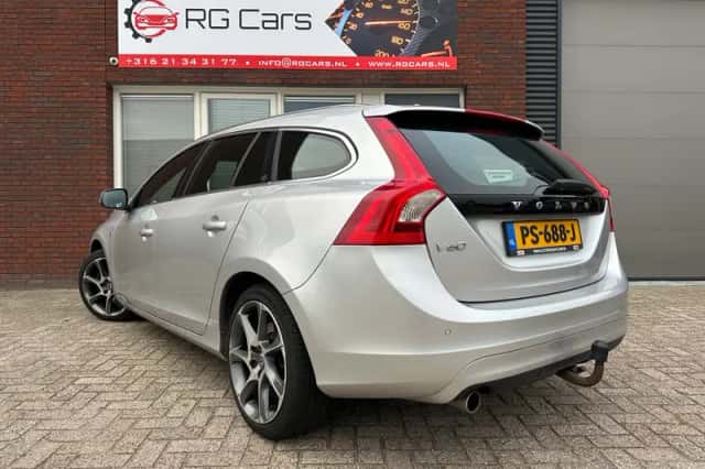 Volvo V60 (2015) thumbnail 2