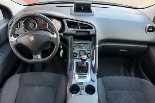 Peugeot 3008 (2016) thumbnail 3