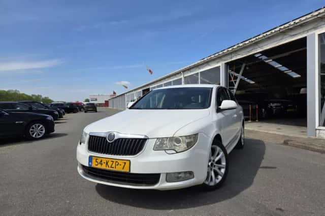 Škoda Superb (2010) thumbnail 3