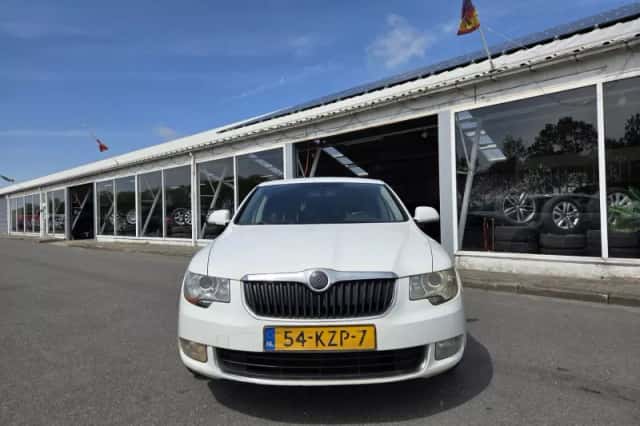 Škoda Superb (2010) thumbnail 4