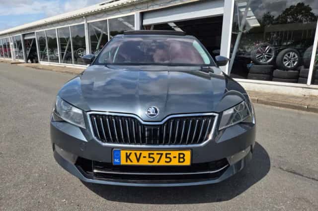 Škoda Superb (2017) thumbnail 4