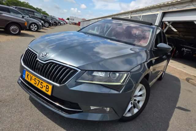 Škoda Superb (2017) thumbnail 5