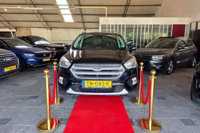 Ford Kuga (2017) thumbnail 1