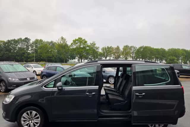 Volkswagen Sharan (2011) thumbnail 6