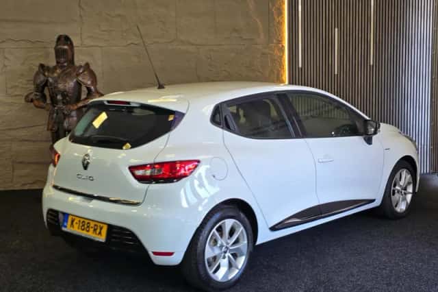 Renault Clio (2018) thumbnail 2