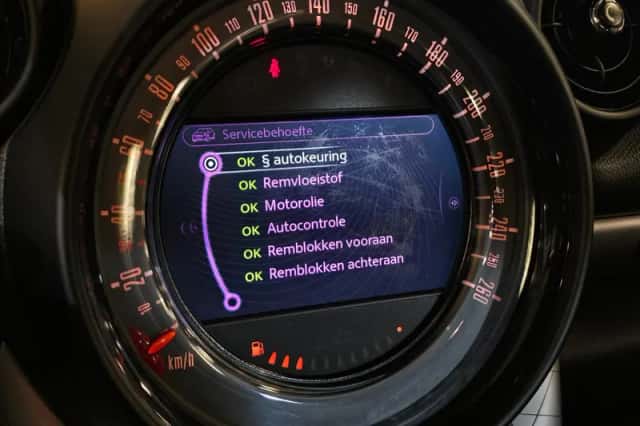 MINI Countryman (2016) thumbnail 4