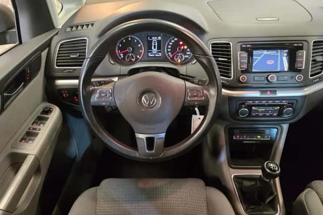 Volkswagen Sharan (2010) thumbnail 3