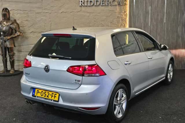 Volkswagen Golf (2017) thumbnail 2