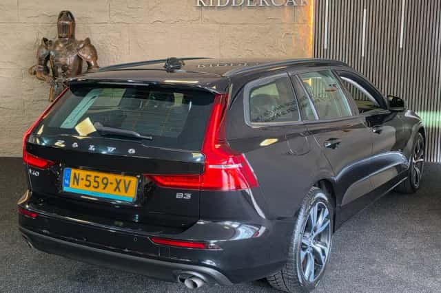 Volvo V60 (2022) thumbnail 2