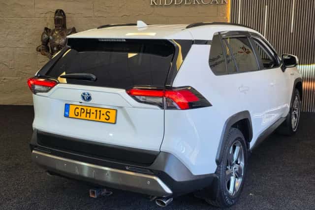 Toyota RAV4 (2021) thumbnail 2