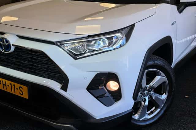 Toyota RAV4 (2021) thumbnail 4