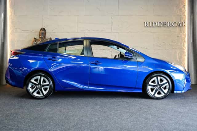 Toyota Prius (2018) thumbnail 3