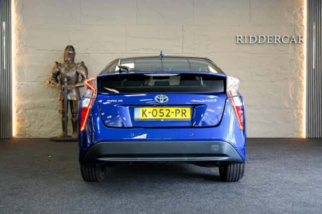 Toyota Prius (2018) thumbnail 5