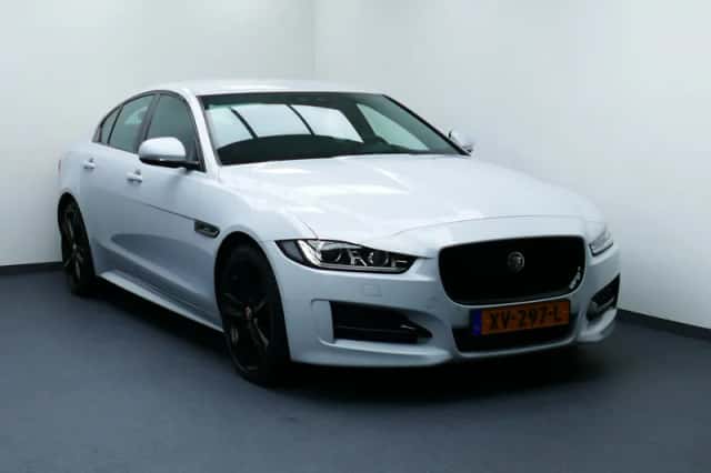 Jaguar XE (2019) thumbnail 1
