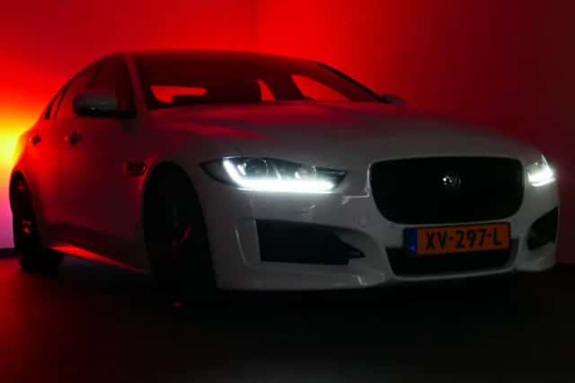 Jaguar XE (2019) thumbnail 3