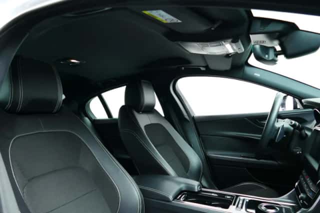 Jaguar XE (2019) thumbnail 5
