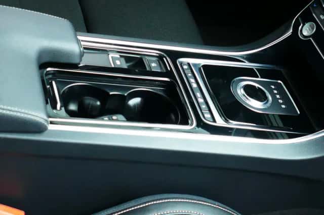 Jaguar XE (2019) thumbnail 6