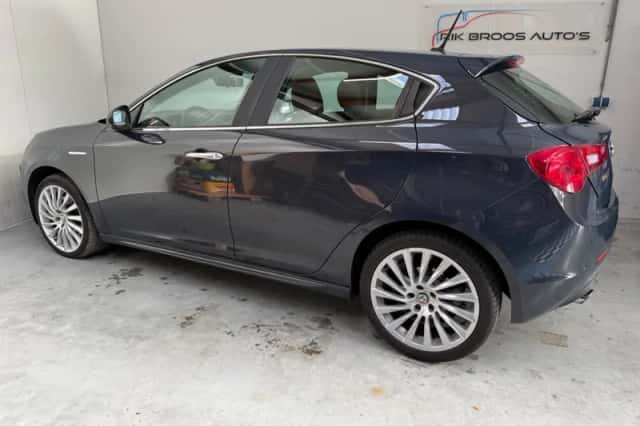 Alfa Romeo Giulietta (2017) thumbnail 4