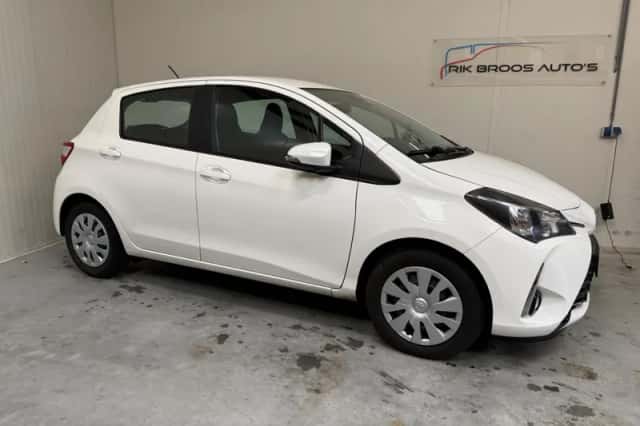 Toyota Yaris (2019) thumbnail 2