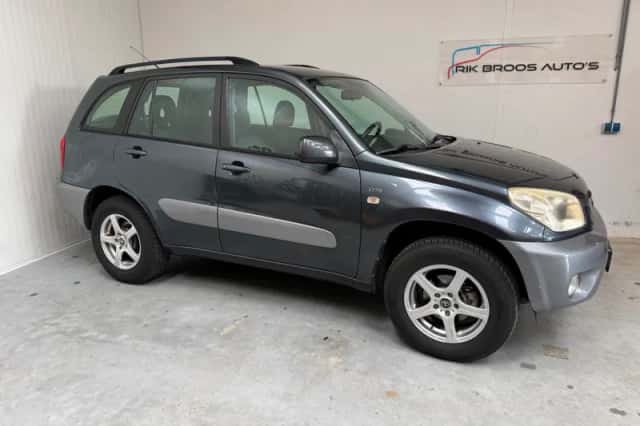 Toyota RAV4 (2004) thumbnail 2