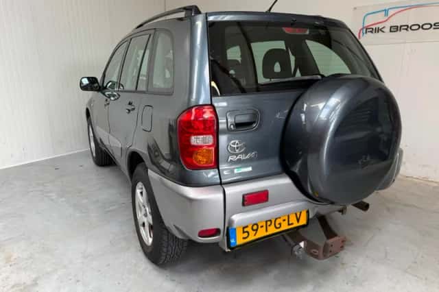 Toyota RAV4 (2004) thumbnail 3