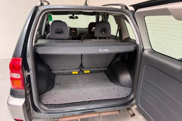 Toyota RAV4 (2004) thumbnail 5