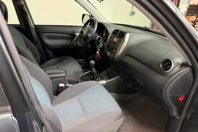 Toyota RAV4 (2004) thumbnail 6