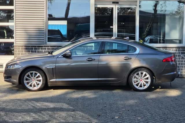 Jaguar XF (2015) thumbnail 3