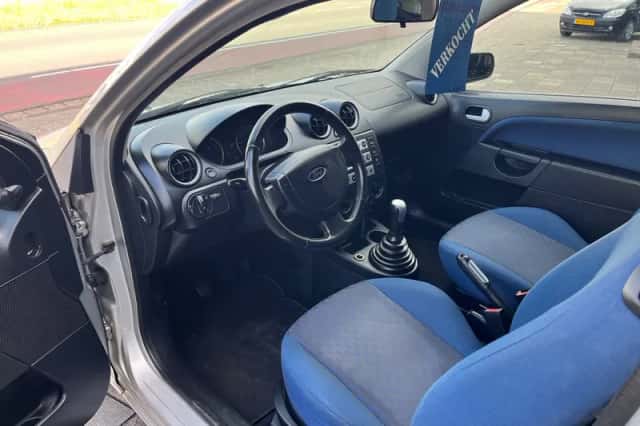Ford Fiesta (2004) thumbnail 3